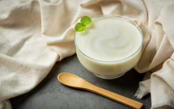 5 Makanan yang Menjaga Kesehatan Usus dan 5 Makanan yang Diam-Diam Merusaknya 8 Yogurt