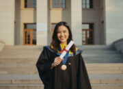 Wow! 7 Teks Prompt Gemini AI Suasana Wisuda Kemera Analog