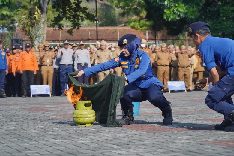 Simulasi kebakaran mandiri di Garut