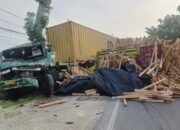 Truk Tabrak Truk di Jalan Raya Bojonegoro-Padangan Truk Ringsek Pengemudi Dilarikan ke Rumah Sakit