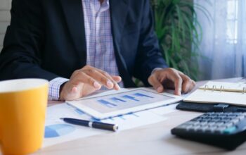 4 Kebiasaan yang Bisa Menambah Fokus Saat Bekerja, Produktivitas Meningkat Tanpa Mudah Terdistraksi 3 5 Kebiasaan Finansial Buruk yang Harus Dihentikan agar Hidup Lebih Sejahtera