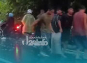 Truk Pengangkut Udang Terbalik, Diduga karena Jalanan Licin