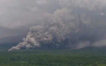 Gunung Semeru Erupsi, Detik-Detik Kepulan Asap Tebal Terekam Warga