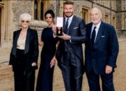 Momen Bahagia David Beckham Menjadi Bangsawan Inggris Mengenakan Setelan Busana Karya Istrinya