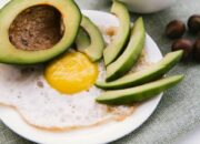 WOW! Ini yang Terjadi pada Tubuh Jika Anda Makan Alpukat Campur Telur Setiap Hari!