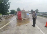 Akibat Ban Pecah di Tol Jombang–Mojokerto, Pikap Bermuatan 1,9 Ton Telur Terguling dan Tutupi Dua Lajur