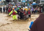 VIRAL! Bantuan Beras untuk Korban Banjir di Taput Dijatuhkan dari Helikopter, Warga Kecewa