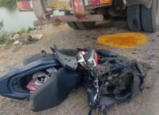 Emak-emak Naik Motor Tabrak Bak Truk Trailler Pakir, Kehilangan Nyawa dalam Sekejap