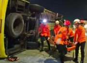 Bus Kehilangan Kendali Tabrak Pembatas Jalan Tol Semarang, 15 orang Tewas 19 Luka-luka