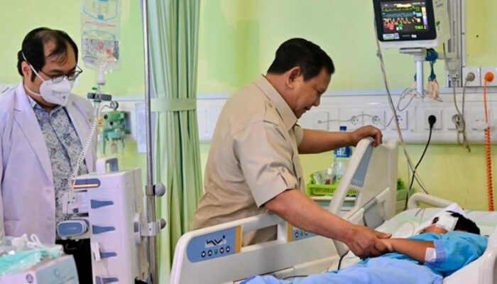 Momen Haru di RSUD Koja, Prabowo Jenguk Anak-anak Korban Tabrakan