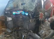 1 Orang Tewas! Pikap Melaju Kencang Lawan Arah di Menganti Gresik, Tabrak Motor hingga Toko