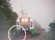 VIRAL! Aksi Berbahaya 2 Bocah Hadang Kereta di Sidoarjo, Begini Respon PT KAI