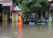 Jakarta Dikepung Banjir Sejak Pagi, Permukiman hingga Makam Terendam