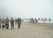 Pantau Talaga Bodas, Bupati Garut Ajak Wisatawan Rasakan Danau Putih dan Pemandian Belerang