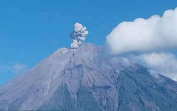 Semeru Mengamuk Lagi! Awan Panas Guguran Sapu 4 KM, Zona Bahaya Meluas 7 gunung_semeru