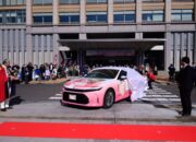 Gila Banget! Toyota Crown Edisi Stroberi Ini Cuma Ada 1 di Dunia, Warnanya Bikin Melongo