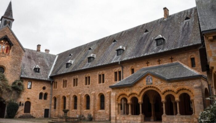 Samlesbury Hall, Rumah Bersejarah Inggris dengan Jejak Penyihir dan Legenda Hantu