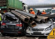 Kecelakaan Mengerikan Tol Batang: Mobil Mercedes-benz dan SUV Tertimpa Lonjoran Besi, Karyawan BUMN Tewas