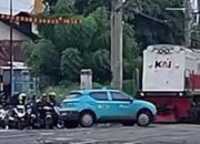 Dramatis! Taksi Online Ringsek Tertabrak Kereta di Kemayoran, Sopir Selamat