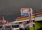 Langit Gelap di Probolinggo Berubah Mencekam, Puting Beliung Kagetkan Warga