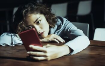 MEDIA SOSIAL ADALAH "ROKOK BARU"! Kecanduan Scroll Picu Depresi, Remaja Paling Terdampak! 3 main hape