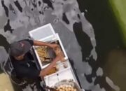 Viral! Penjual Tahu Bulat Tetap Jualan Meski Dikepung Banjir