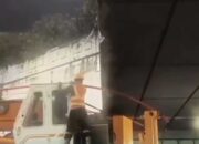Truk Trailer Muatan Crane Tersangkut di Pasar Minggu Jakarta Selatan,  Sempat Macet