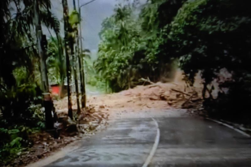 Longsor Tutup Akses Lubuk Basung (Istimewa)
