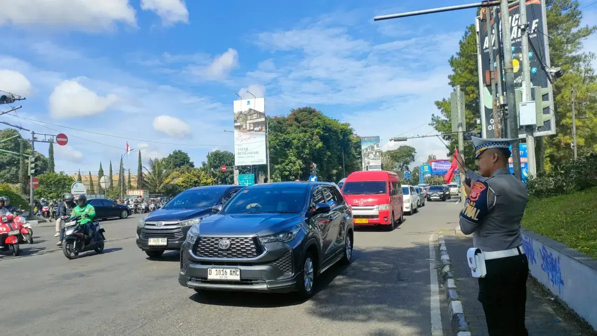 Bandung dipadati kendaraan saat libur panjang