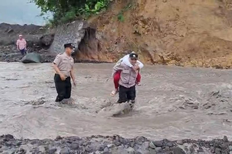 Siswi Tewas Terseret Lahar Dingin Semeru di Sungai Regoyo Lumajang