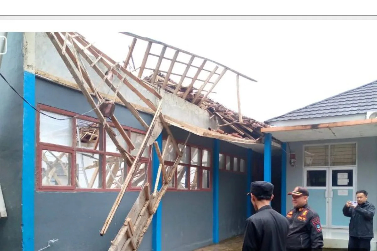 atap sekolah ambruk di Cisewu Garut