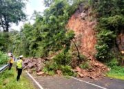 Tebing Jalan Raya Pacitan – Ponorogo Longsor  Jalanan Tertutup Total Tak Bisa Dilalui