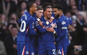 Chelsea taklukkan Everton 3-0.