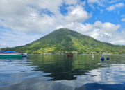 SURGA TERSEMBUNYI DI MALUKU! Danau Lorulun, Spot Tenang dengan Air Jernih dan Kabut Magis, Auto Betah!