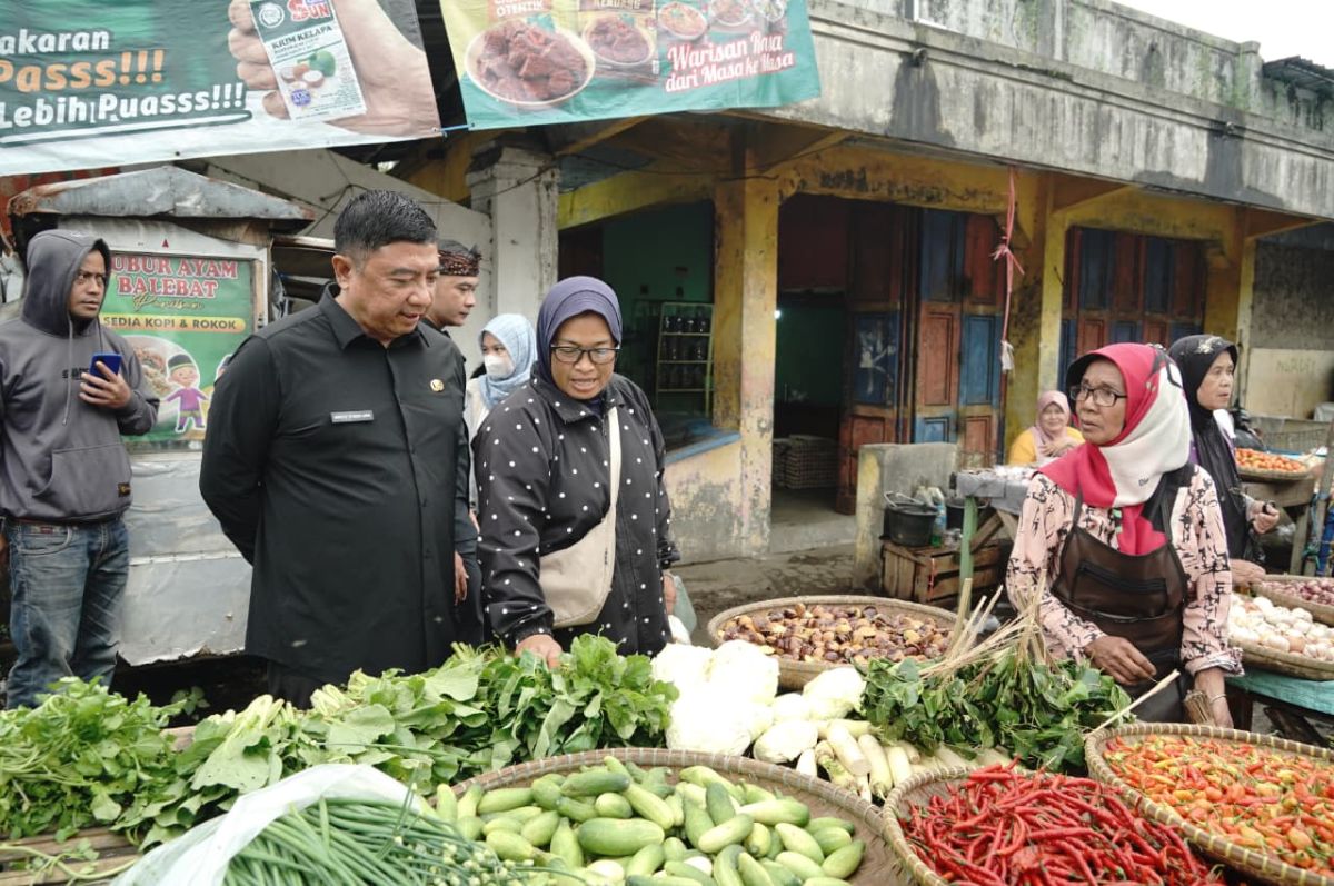Bupati Garut pantau bapokting jelang Ramadan di Pasar Guntur.