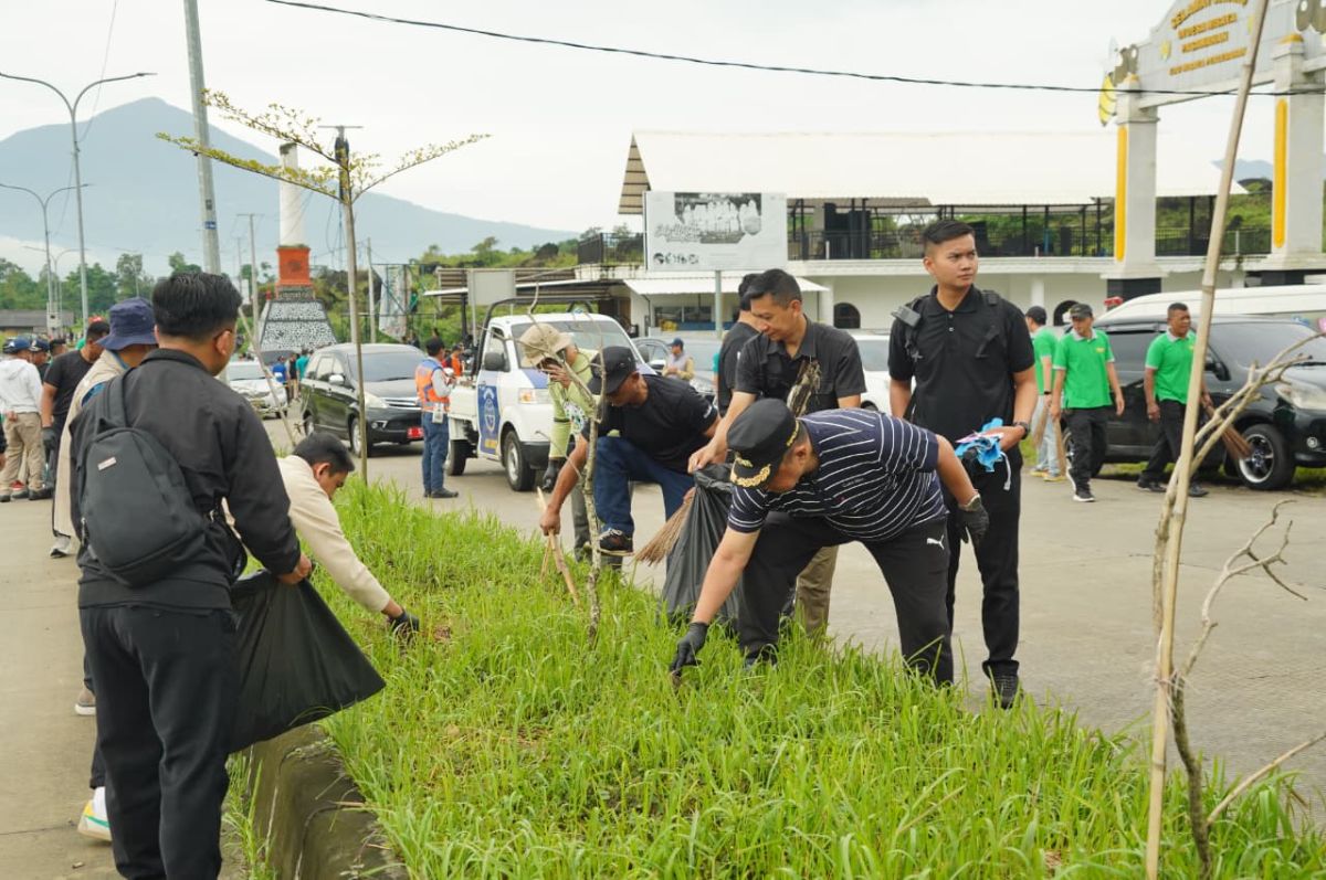 aksi bersih-bersih Jalan Ibrahim Adjie Garut