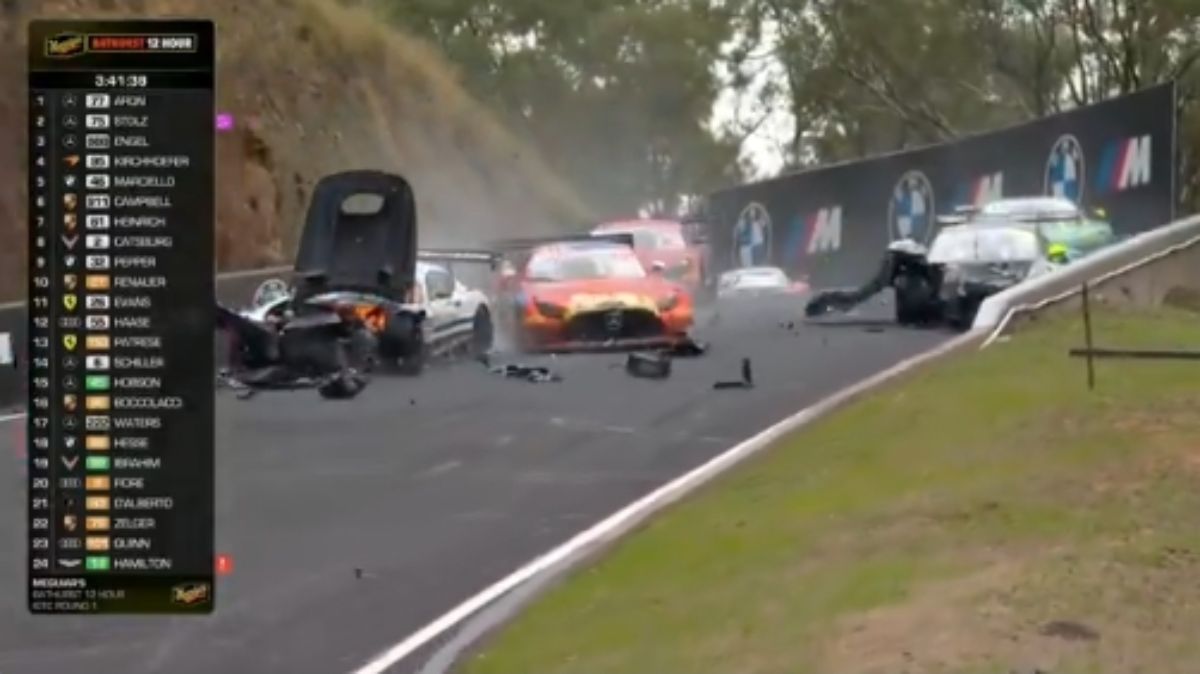 kecelakaan balapan GT di Mount Panorama Australia