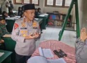 Haru Banget! Kapolda Jabar Kejutkan Guru Bahasa Arab Cipasung dengan Hadiah Umrah, Isak Tangis Pecah di Kelas