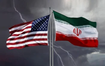 Iran Tegas ke AS: Tanpa Cabut Blokade, Tak Ada Kesepakatan Damai 3 Bendera Iran dan Amerika Serikat. (Dok. The Independent Turkce)