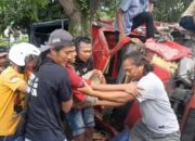 Tabrakan Truk Angkut Telur Ayam vs Dum Truk Tanah Uruk di Ngawi, Evakuasi Dramatis Empat Orang Terjepit Bodi Kendaraan