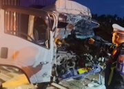 Pengemudi Mengantuk Truk Paket Tabrak Bak Truk Angkut Triplek di Tol Jombang Warga Bekasi Tewas