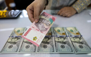 Rupiah Menguat ke Rp17.012 per Dolar AS, Sentimen Gencatan Senjata Dorong Optimisme Pasar 4 Rupiah Menguat