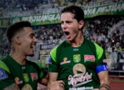 Bruno Sukses Membawa Persebaya Meraih Kemenangan dari Persib Bandung di Babak Pertama 1-0