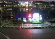 Rekaman CCTV Detik-detik Mobil Nyemplung ke Kolam Bundaran HI Usai Tabrak Pembatas