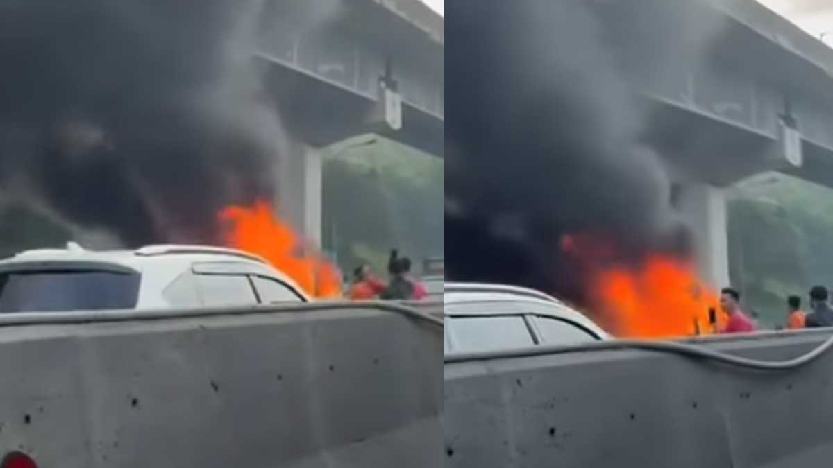Sebuah minibus terbakar di ruas Tol Jakarta