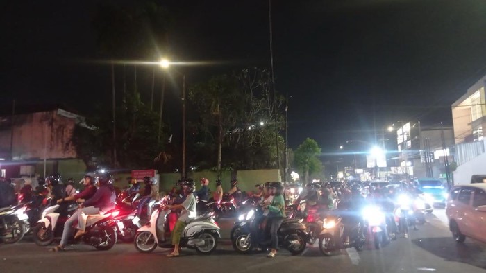 Antrean Panjang SPBU di Jember,