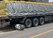 Truk Trailer Mundur Gagal Menanjak, Remaja Ngawi Selamat Sepeda Motor Mengganjal Roda Belakang