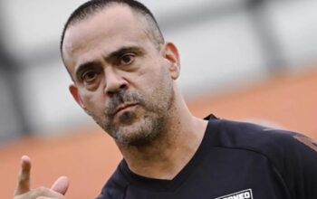 Pelatih Borneo FC, Fabio Lefundes.