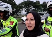 Pemudik Tertinggal di Rest Area Cipali, Polisi Bantu Antar Susul Keluarga