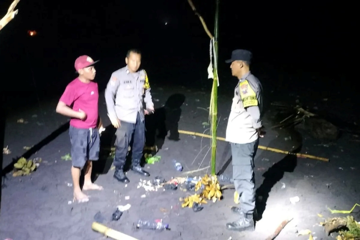Petir Sambar Wisatawan di Pantai Lumajang